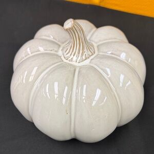 Room Essentials Pumpkin Figural Ceramic White Pumpkin Decor short stem new